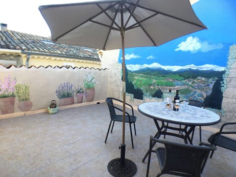 Relax in the Languedoc sunshine, adorned with colorful art