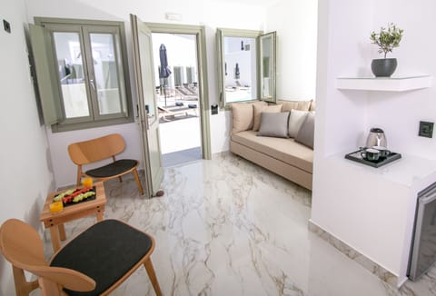 Executive Suite, Pool View | Living area | 32-inch flat-screen TV with satellite channels, TV, Netflix