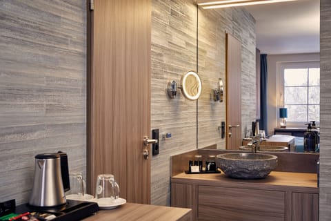 Superior Double Room | Bathroom | Shower, hair dryer, bathrobes, towels