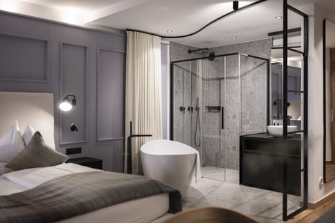 Vinum Suite | Hypo-allergenic bedding, down comforters, minibar, in-room safe