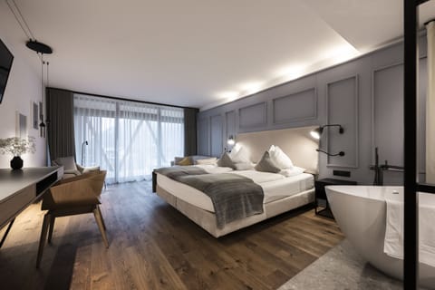 Vinum Suite | Hypo-allergenic bedding, down comforters, minibar, in-room safe