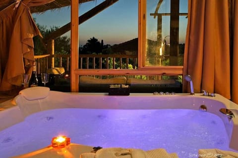 Basic Suite (biktapuz) | Private spa tub