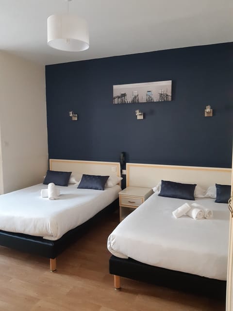 Quadruple Room | In-room safe, desk, iron/ironing board, free WiFi