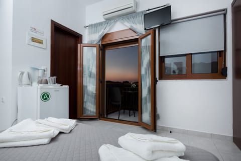 Double Room, Sea View | In-room safe, laptop workspace, soundproofing, iron/ironing board