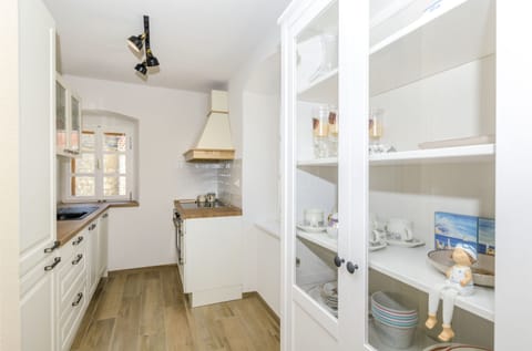 Private kitchen | Fridge, oven, stovetop, dishwasher