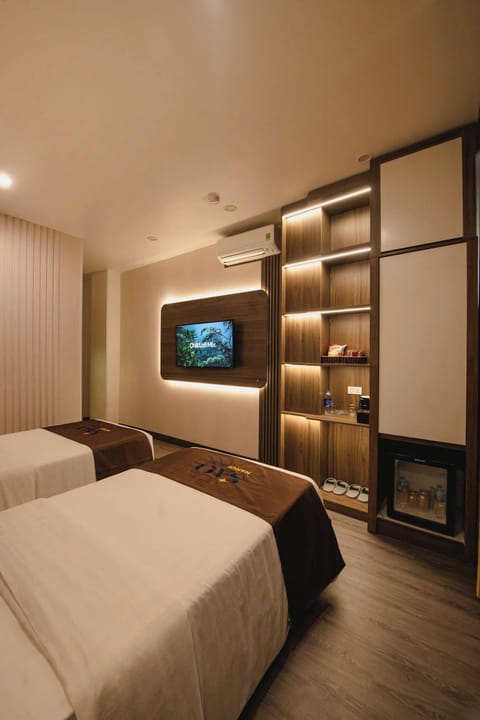 Deluxe Twin Room, Garden View | Minibar, desk, soundproofing, free WiFi