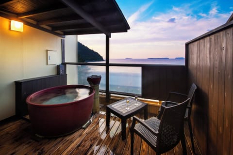 Separate tub and shower, spring water tub, free toiletries, hair dryer