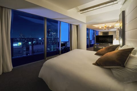 Deluxe Twin Room | Minibar, in-room safe, individually decorated, individually furnished