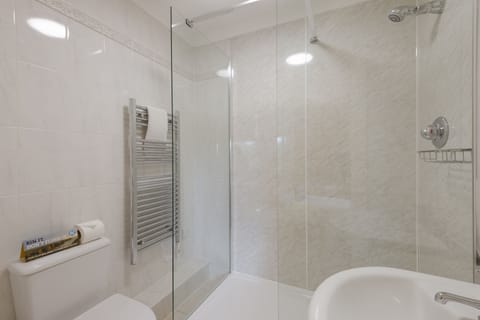 Standard Room, 1 Twin Bed, Non Smoking, Sea View | Bathroom | Free toiletries, hair dryer, towels