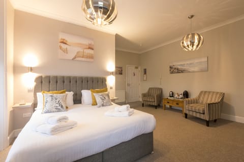 Superior Room, 1 King Bed, Balcony, Sea View | Individually decorated, individually furnished, desk, iron/ironing board