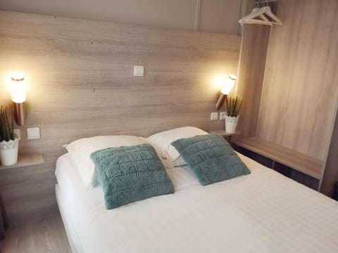 Comfort Double Room | Blackout drapes, iron/ironing board, cribs/infant beds, free WiFi