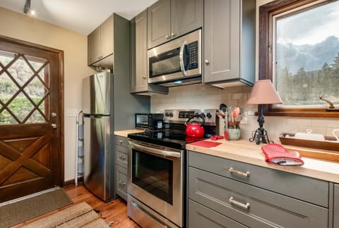 Room, Indoors, Hardwood, Oven, Flooring