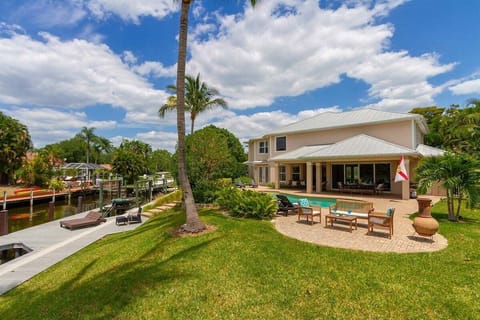 Sunnyside Backyard with Tropical Landscape