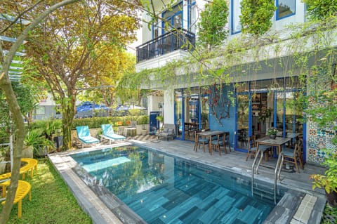 Outdoor pool, sun loungers