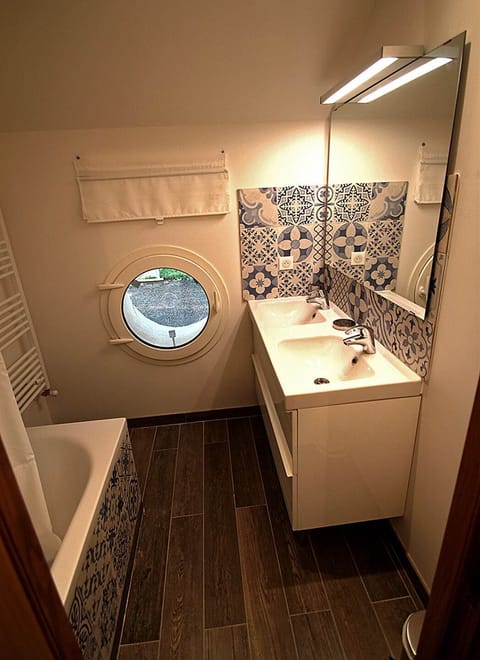 Salle de bain avec baignoire et double vasque