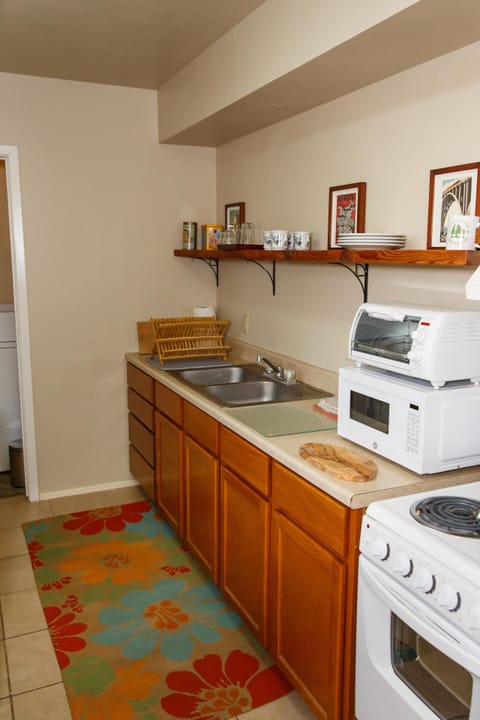 Studio | Private kitchen | Fridge, oven, coffee/tea maker, toaster