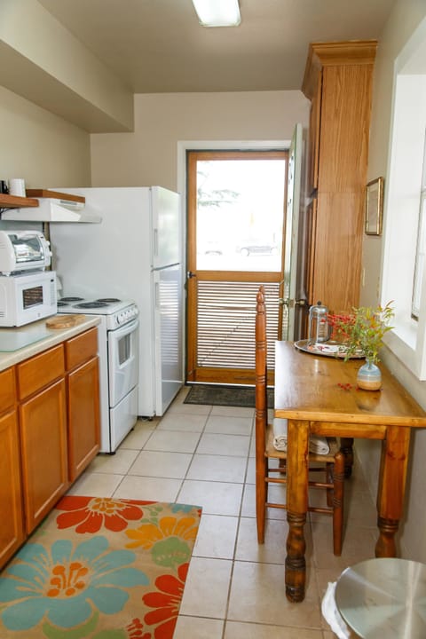 Studio | Private kitchen | Fridge, oven, coffee/tea maker, toaster