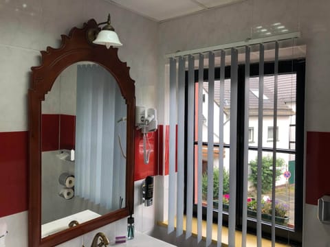 Combined shower/tub, deep soaking tub, free toiletries, hair dryer