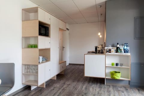 Stovetop, coffee/tea maker, electric kettle