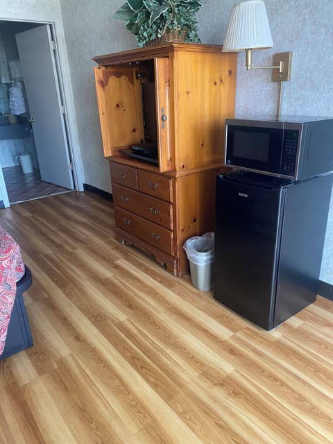 Room, 1 King Bed | Television