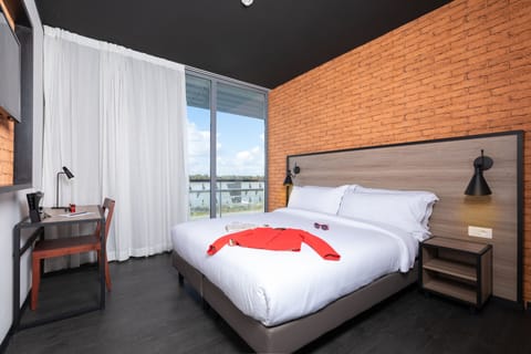 Premium bedding, in-room safe, desk, blackout drapes