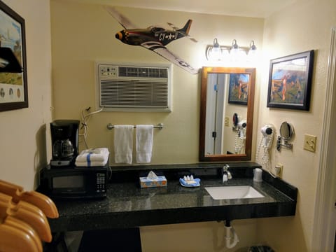 Standard Room, 1 Queen Bed (No Pets) | Bathroom sink