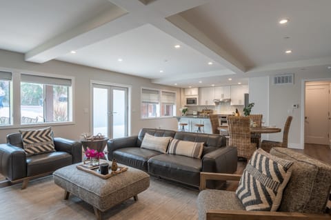 Open concept living in 1200 square feet. 
2 king suites w/baths 