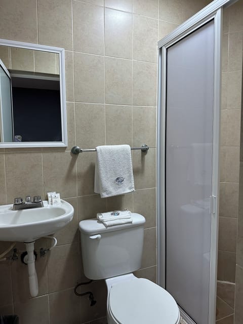 Basic Single Room | Bathroom | Shower, rainfall showerhead, free toiletries, towels