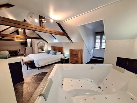 Apartment (Spa Zen) | Premium bedding, minibar, in-room safe, individually decorated