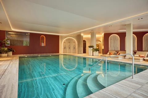 Indoor pool, sun loungers
