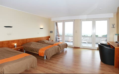 Triple Room | Minibar, in-room safe, free WiFi, bed sheets