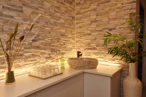 Sauna, steam room, body treatments, aromatherapy, hot stone massages