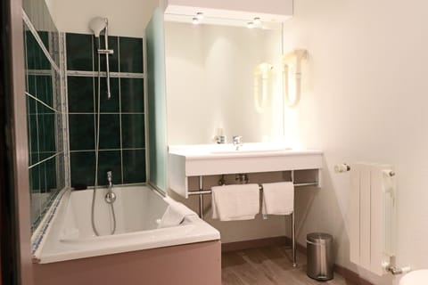 Single Room | Bathroom | Combined shower/tub, hair dryer, towels