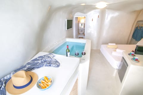 House, 1 Bedroom, Jetted Tub, Sea View (Cave) | 1 bedroom, premium bedding, in-room safe, free WiFi