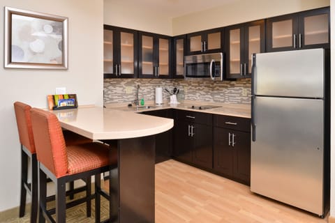 Coffee/tea maker, fridge, microwave, stovetop