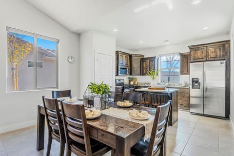 Fully Equipped Kitchen/Dining