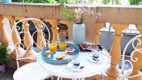 Free daily self-serve breakfast