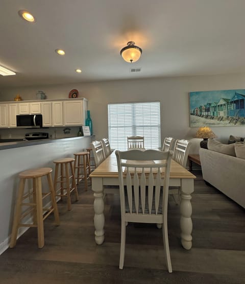 Dining for 6 with Countertop Seating