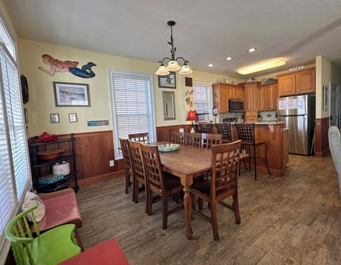 Dining for 8 With...