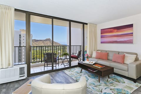 36th Floor Diamond Head & Ocean Views
