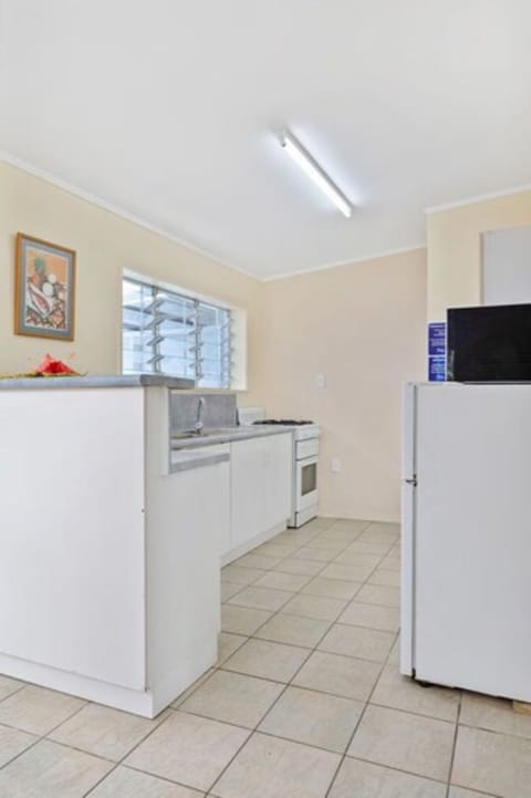 Full-size fridge, microwave, stovetop, coffee/tea maker