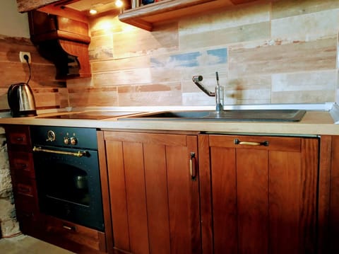 Full-size fridge, microwave, oven, stovetop