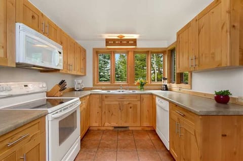 Fully Stocked Kitchen