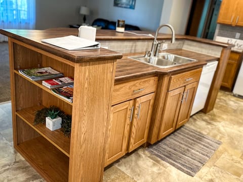 Island with a kitchen sink