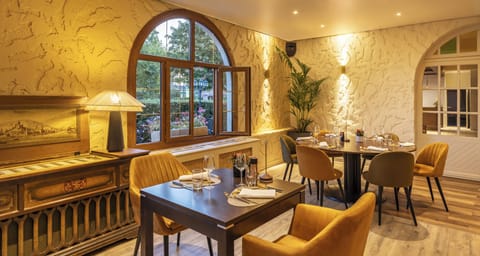 Lunch and dinner served