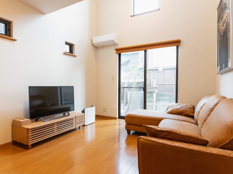 Royal A, Non Smoking | Living area | Flat-screen TV