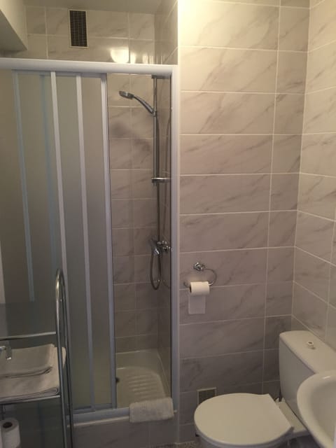 Combined shower/tub, hair dryer, towels