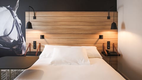 Standard Room, 1 Double Bed | In-room safe, desk, soundproofing, iron/ironing board