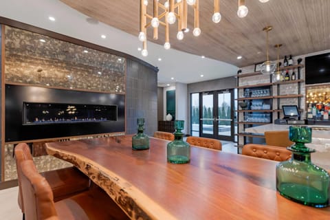 Breakfast, lunch, dinner served; Italian cuisine 