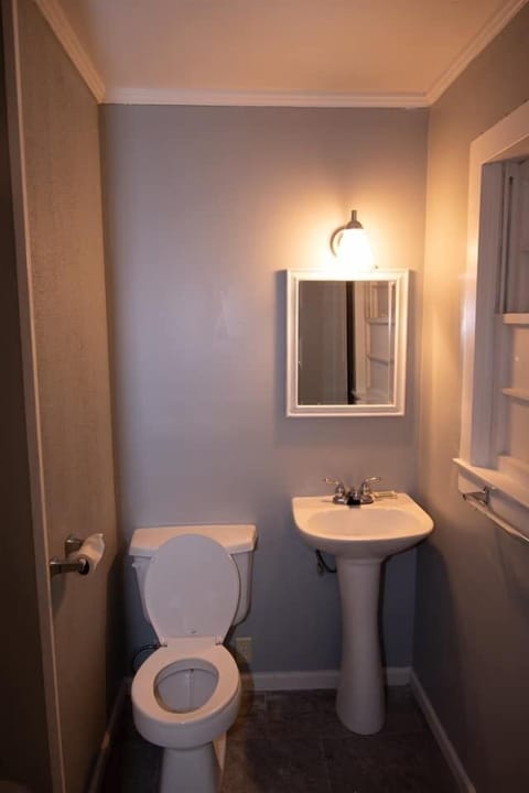 Combined shower/tub, towels